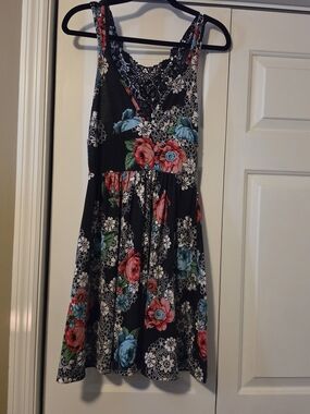 2008 Lux Applique Back Detail Floral Dress